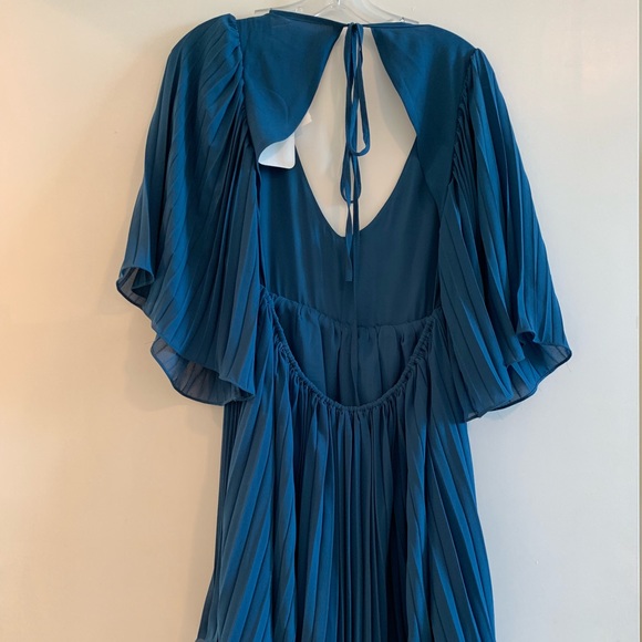 *NWT* LF MILLAU brand open back pleated dress - Picture 6 of 8